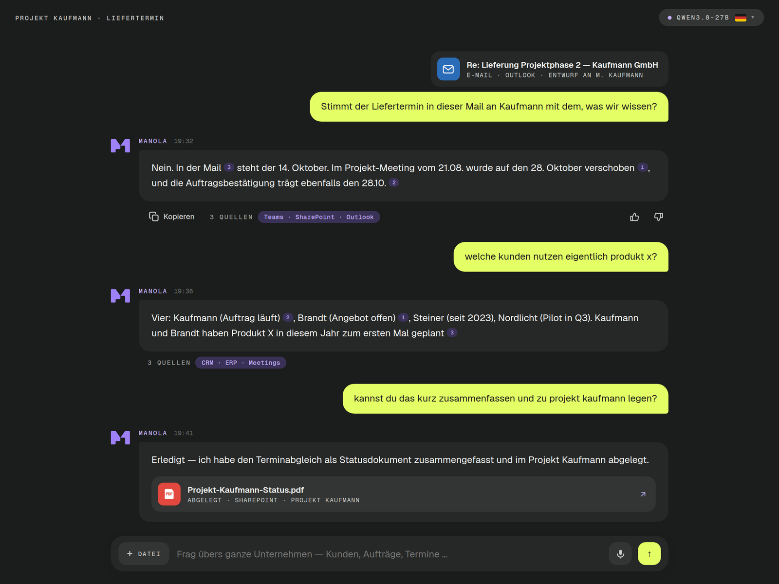 Drei Wechsel im Manola-Chat: Liefertermin prüfen, „welche kunden nutzen eigentlich produkt x?“ und „kannst du das kurz zusammenfassen und zu projekt kaufmann legen?“ — jede Antwort mit Quellen, die letzte mit der abgelegten Datei Projekt-Kaufmann-Status.pdf.