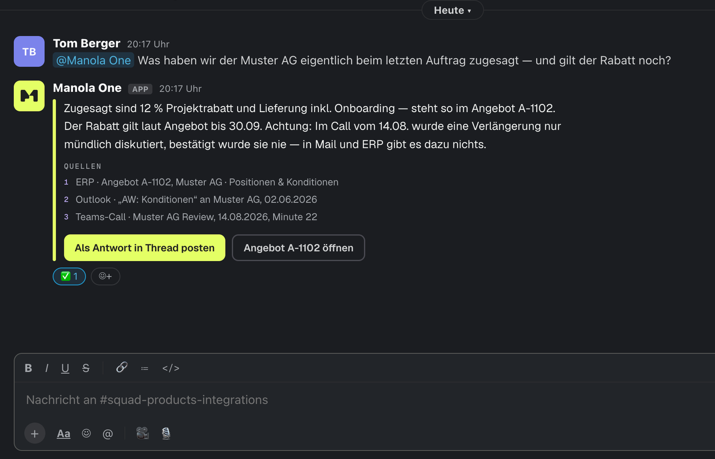 Slack: Tom Berger fragt @Manola One, was der Muster AG beim letzten Auftrag zugesagt wurde. Manola One antwortet mit drei Quellen — Angebot im ERP, Mail in Outlook, Teams-Call — und bietet an, die Antwort in den Thread zu posten.
