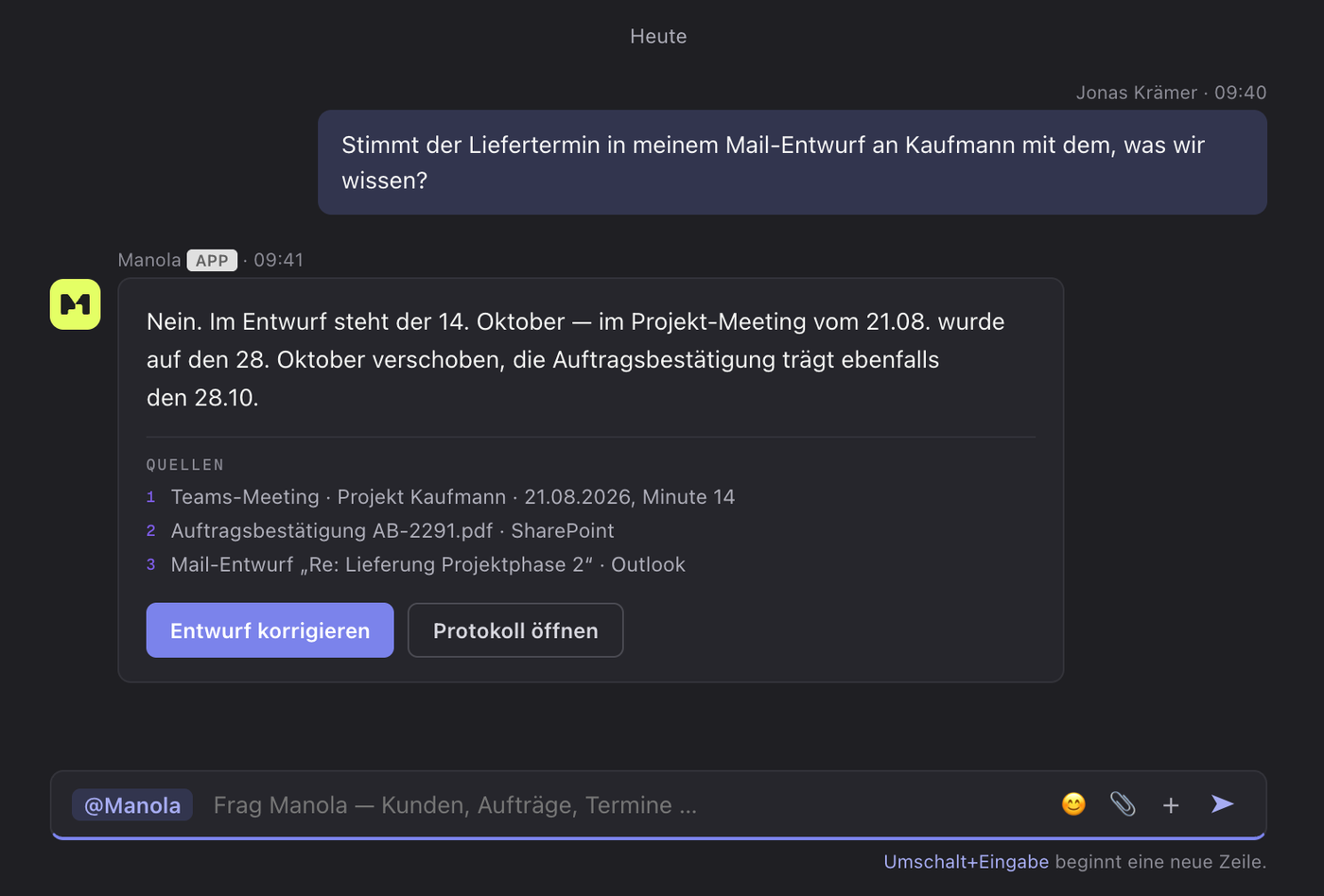 Microsoft Teams: Jonas Krämer fragt Manola, ob der Liefertermin in seinem Mail-Entwurf an Kaufmann stimmt. Manola antwortet: Nein, im Projekt-Meeting vom 21.08. auf den 28. Oktober verschoben — mit drei Quellen und dem Knopf „Entwurf korrigieren“.
